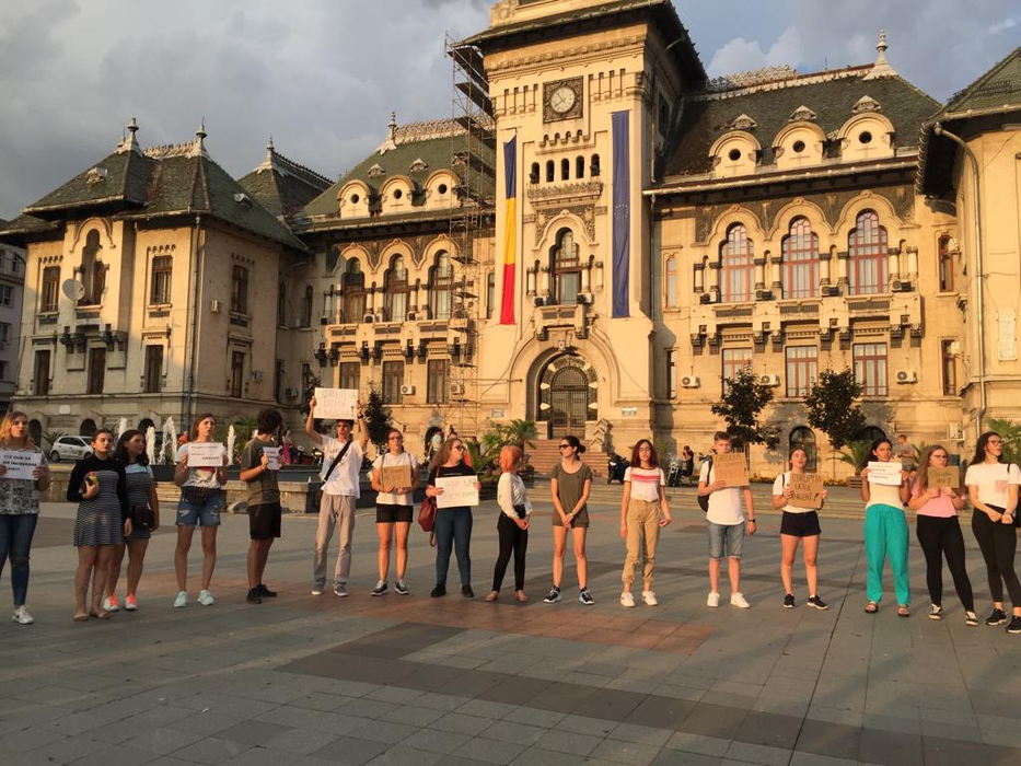 „Puteam fi eu!”. Va fi protest la Craiova, miercuri seară, în Piaţa Mihai Viteazu, după ororile de la Caracal