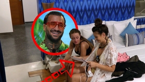 Ce bilețel "de dragoste" i-a scris Marcel soției lui, în prima zi la Insula Iubirii: 12 cuvinte, toate cu litere de tipar, și o mare greșeală gramaticală. Armina a văzut-o și a încercat să o mascheze, dar camerele au filmat tot