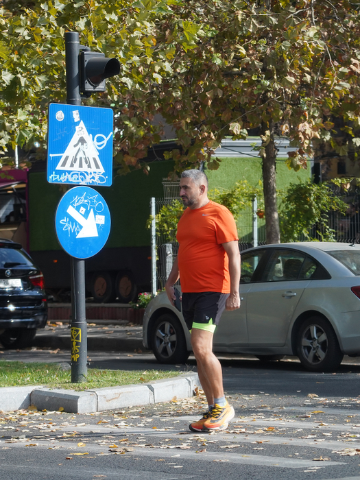 Fostul afacerist se îndrepta către parc / (Sursa: CANCAN.RO)