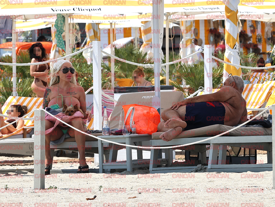 Rusoaica poartă același costum de baie minuscul