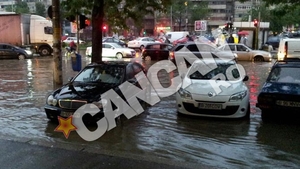 Ploaia a blocat traficul! Mai multe tramvaie si troleibuze nu mai pot circula din cauza apelor!