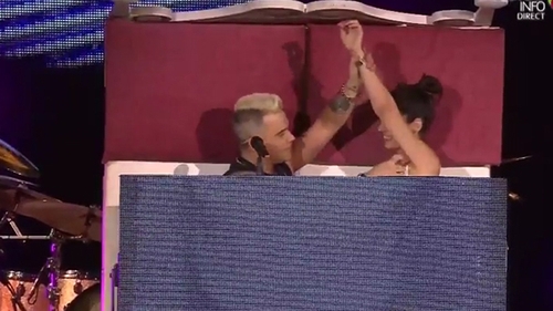 Ea e românca pe care Robbie Williams a invitat-o in patul sau! Detalii exclusive despre bruneta pe care toata tara o cauta