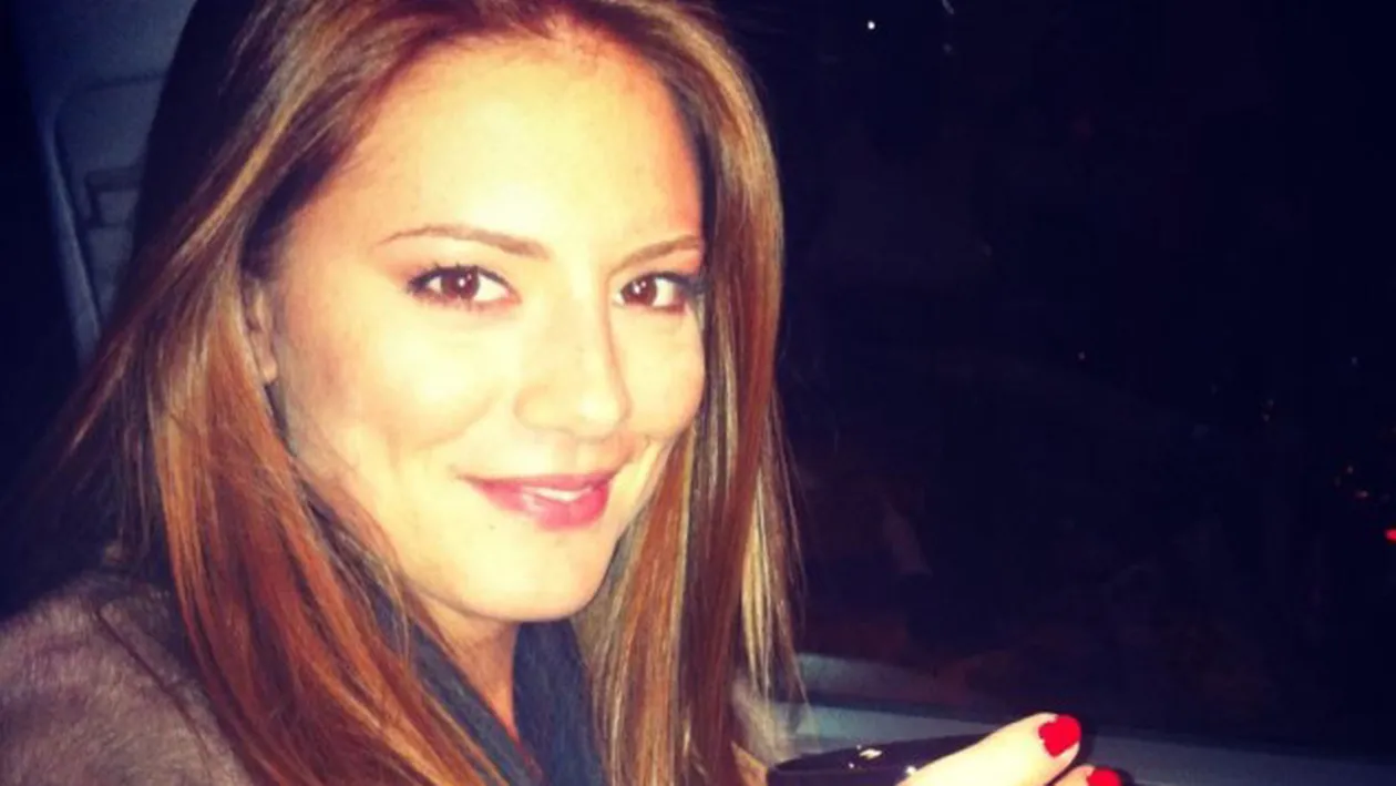 Una dintre cele mai sexy vedete de la noi tocmai a nascut! Vezi aici prima fotografie cu proaspata mamica si cu bebelusul ei