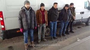 VIDEO. Captură-surpriză la Vama Calafat: trei irakieni şi doi sirieni, ascunși în canapele