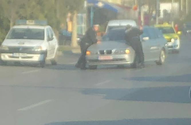 Polițistul acuză dureri la picior și la coloană după ce a fost lovit cu mașina