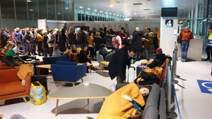 Laura Codruța Kovesi și alte 180 de persoane, blocate 19 ore pe un aeroport din Belgia: ”Nu am avut niciun contact cu Wizzair, nu ni s-a răspuns la telefon” | VIDEO