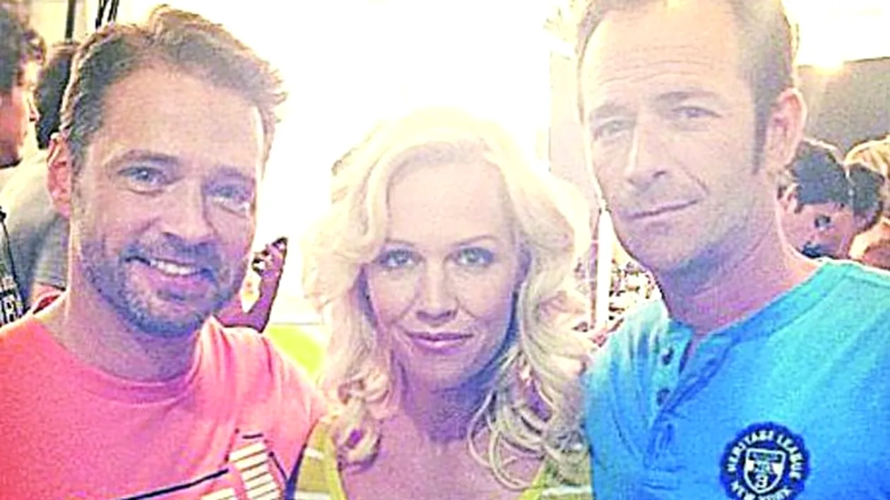 Jennie Garth, Jason Priestley si Luke Perry colaboreaza din nou. Trioul amoros din Beverly Hills, reunit