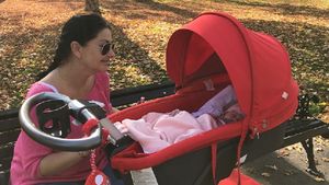 Gabriela Cristea, o mămică tare şic! Cum a ieşit la plimbare cu fiica ei, Victoria! Nu ai văzut-o niciodată aşa: "O, ce drăguţ!"