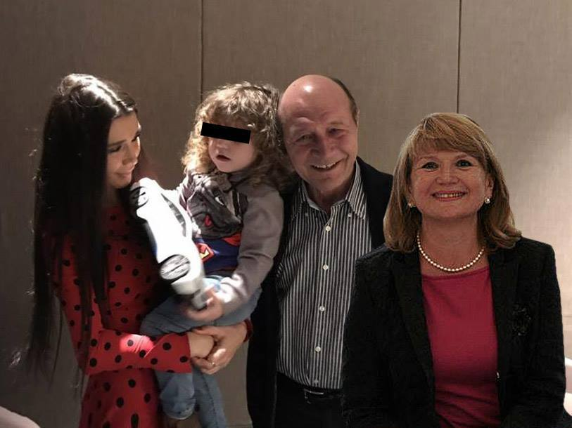 Maria şi Traian Băsescu fac tot posibilul să-şi mulţumească nepoţii