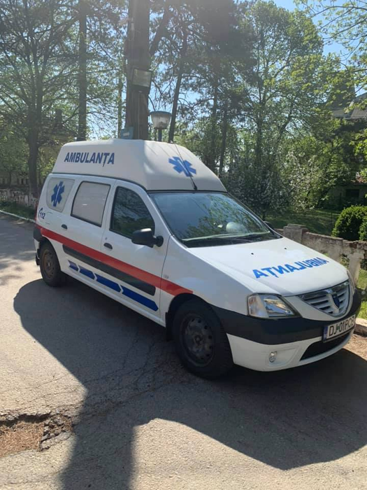 Maşina primăriei… transformată în ambulanţă într-o localitate din Dolj