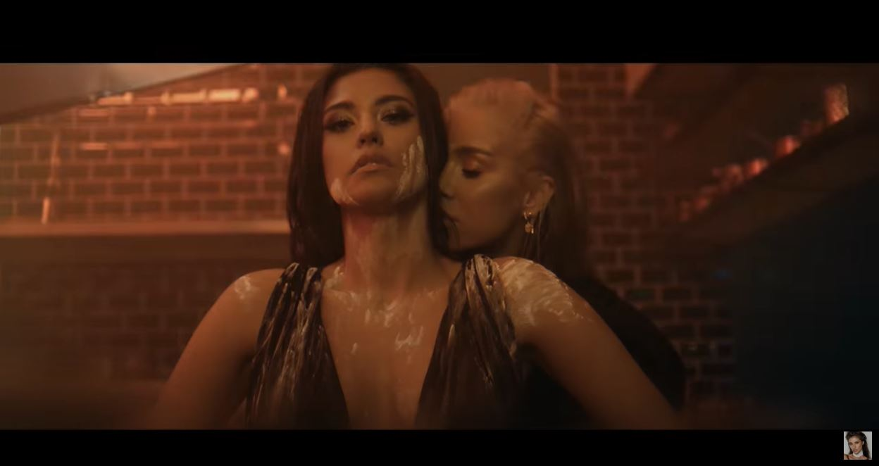 Antonia și Alina Ceușan, filmate în ipostaze ca-n filmele pentru adulți în cel mai nou clip al cântăreței! S-au atins pasional în zone intime și au flirtat una cu cealaltă | VIDEO