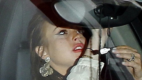 Speriata, cu machiajul scurs si cu picioarele pline de vanatai: asa s-a "prezentat" Lindsay Lohan la un hotel de lux din Hollywood