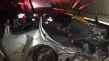 Accident rutier foarte GRAV în Suceava: Cinci persoane au murit, după ce maşina în care se aflau a intrat sub un TIR