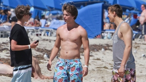 Asa tata, asa fiu! Patrick Schwarzenegger si-a etalat pachetelele de muschi la plaja
