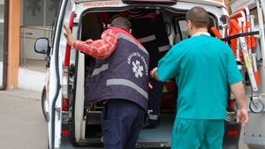 Un tânăr și-a băgat tatăl în comă pentru că a venit beat acasă!