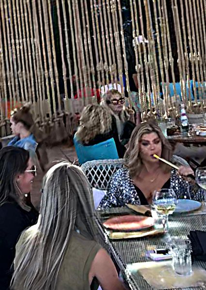 Loredana Groza, de nerecunoscut! Cum au surprins-o paparazzii pe artistă în oraș