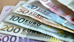 Uluitor la Botoșani! Un șofer a fost condus chiar de polițist al bancomat pentru a scoate banii de șpagă!