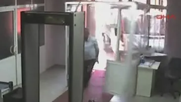 VIDEO Mai iute ca moartea! A supravietuit dupa ce era sa fie lovit de o duba scapata de sub control