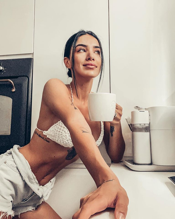 Adelina Pestrițu, criticată după ce postat o fotografie în care apare în lenjerie intimă: “Ți-ai lungit atât de mult picioarele în Photoshop”. Replica savuroasă a fostei prezentatoare de la Kanal D