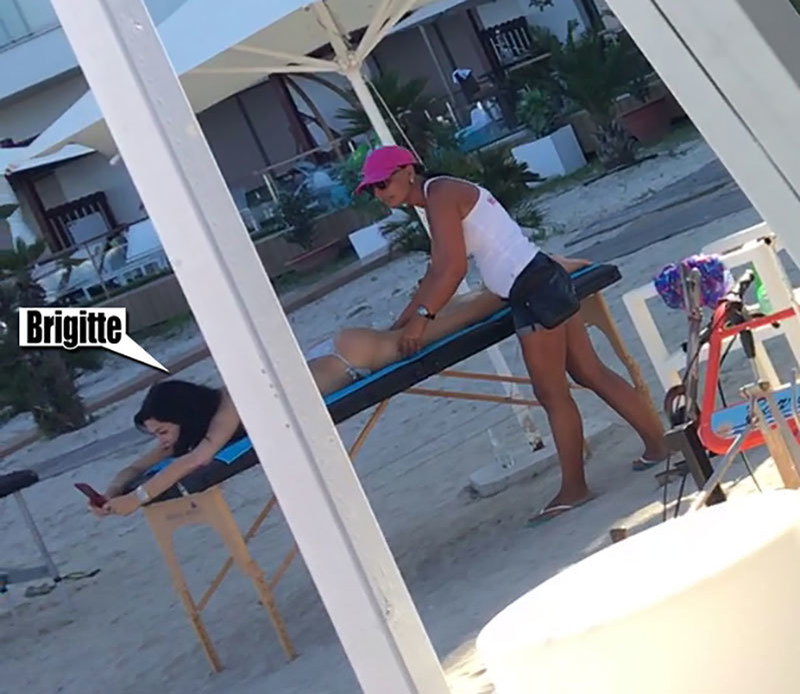 Brigitte îşi verifică telefonul în timpul şedinţei de masaj