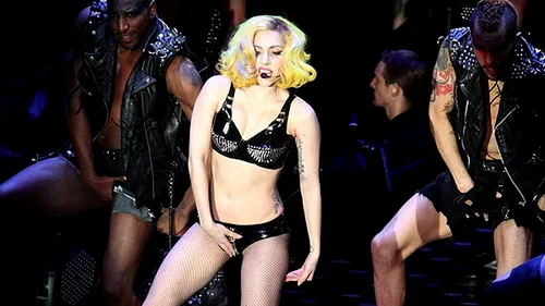 Madonna, Lady Gaga, Rihanna, atingeri provocatoare pe scena. Gestul-emblema a lui Michael Jackson innebuneste acum si barbatii