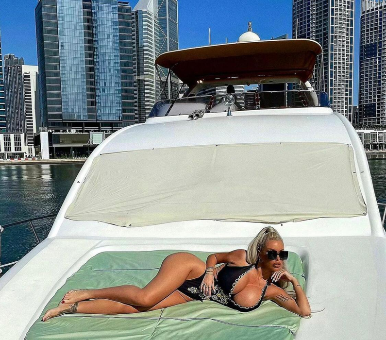 Escapada VIP din Dubai ar fi fost plătită de un afacerist căsătorit din Banat