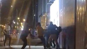 Bătaie ca-n filmele „cu Van Damme” pe stradă, în Timișoara, chiar lângă secția de poliție. VIDEO