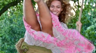 Beyonce si Jay Z asa cum nu i-ai mai vazut! Imagini supertari din albumul lor de familie - El o da in leagan, iar ea se distreaza grav nemaiavand nevoie de tot luxul pe care si-l permite