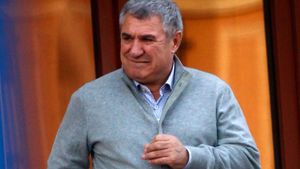 A părăsit închisoarea mult mai plinuţ… Judecătorii au decis să-l elibereze înainte de termen, iar noi avem primele imagini cu el!