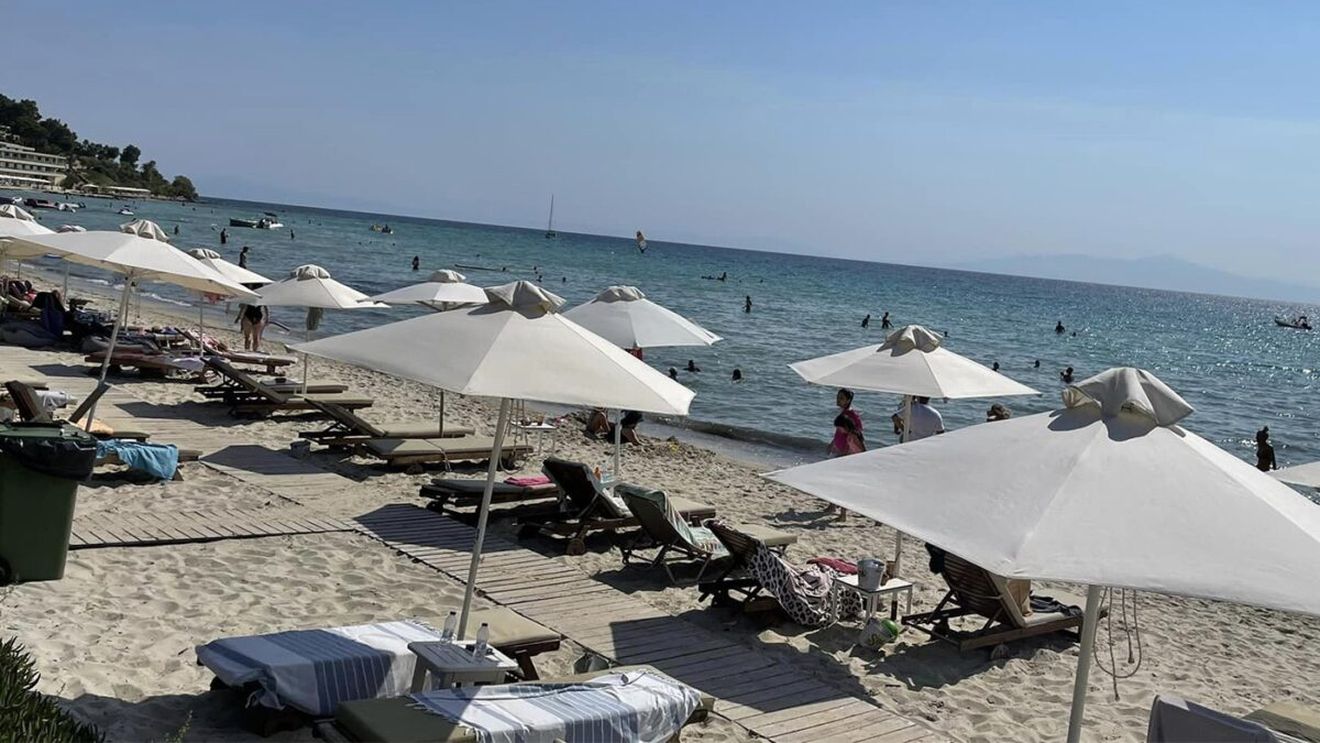 Suma uriașă pe care Mihaela din Buftea a plătit-o pentru două șezlonguri, pe o plajă din Grecia. "Atât dau eu pe toată cazarea"