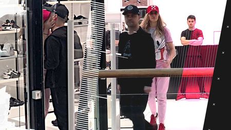 Prezentatorul de la ”iUmor”, gesturi obraznice la shopping  cu ”Kim Basinger de România”