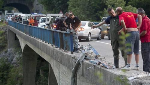 Locul de unde a căzut autocarul plin cu turiști români