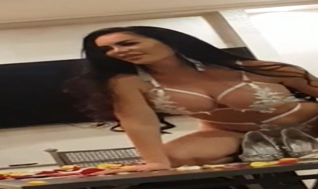 Bianca Pop, în ipostaze incendiare la studioul de înregistrări! Gesturile făcute în fața lui DeSanto ar înnebuni orice bărbat cu inima sensibilă | FOTO