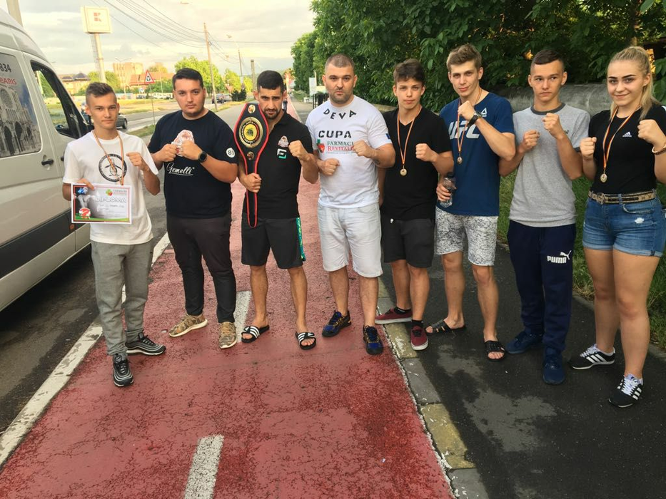 Adrian (cu centura pe umăr) și susținătorii lui