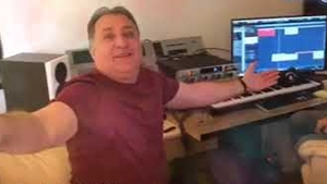 Fără număr! Vali Vijelie a dat lovitura în pandemie. Câți lei primește pentru o dedicație online