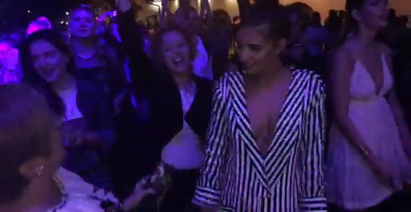 Antonia a ales o ţinută foarte sexy pentru eveniment