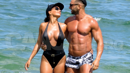 Dorian Popa şi iubita lui, ”magnetul” privirilor pe litoral Ea cu forme sexy, el cu pătrăţele!