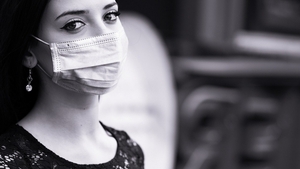 Numărul în creștere al tinerilor diagnosticați cu COVID-19 ar putea fi catastrofal. Avertismentul unei specialiste