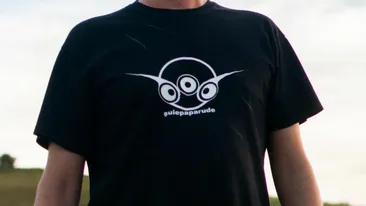 In loc sa-si ia o camera... Michi de la Suie Paparude si-a sarutat partenera si a tavalit-o prin nisip la cinci dimineata!