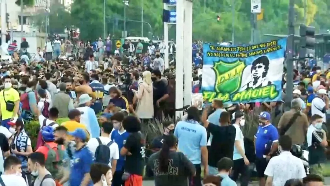 Confruntare între fani și forțele de ordine la priveghiul lui Maradona! Argentinienii au încercat să ia cu asalt Casa Rosada