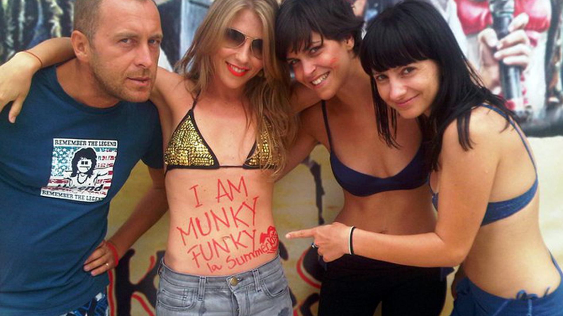 VIDEO Corina s-a pictat pe abdomen! Metoda inedita pentru promovarea piesei "Munky Funky"