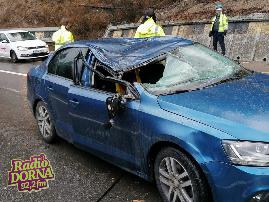 VIDEO | Sfârșit tragic pentru o femeie din Capitală. Se afla în vacanță cu familia, când un copac a căzut pe cupola mașinii condusă de soțul ei