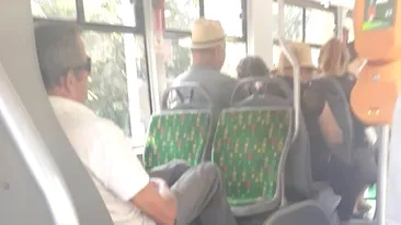 Un bărbat în vârstă din Iași a ocupat trei scaune în autobuz și nu a lăsat pe nimeni să stea: „Putea să-și dea puțin picioarele jos....”