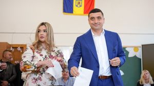 Cât costă rochia în care Ilinca, soția lui George Simion, a apărut la vot în turul  2. Prețul nu e deloc piperat