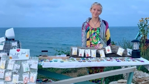Emoționant! O fetiță de 11 ani vinde bijuterii făcute de ea pentru a-și salva cățelul