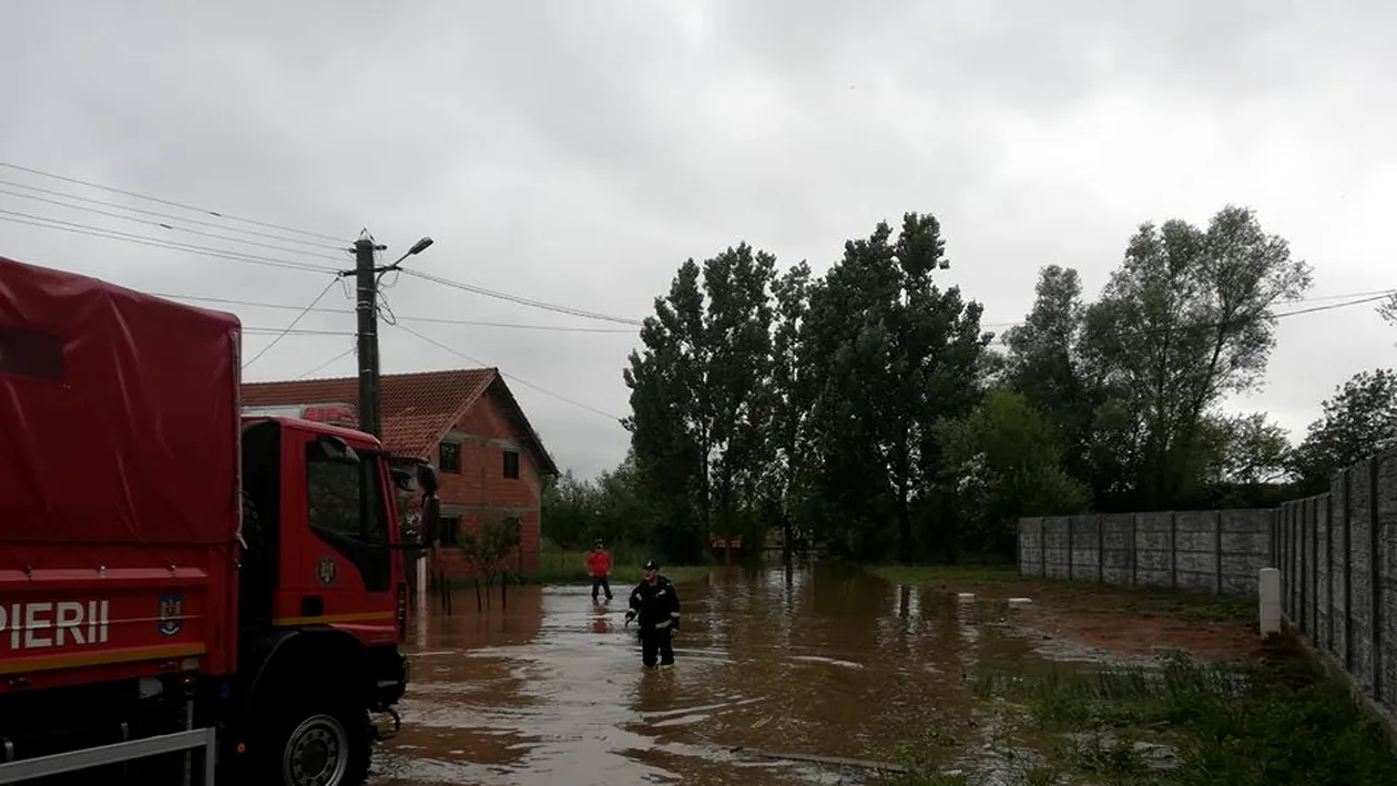 Mai multe gospodării din Arad au fost inundate și o mașină a fost luată de viitură! DN7 a fost blocat și se circulă pe un sens