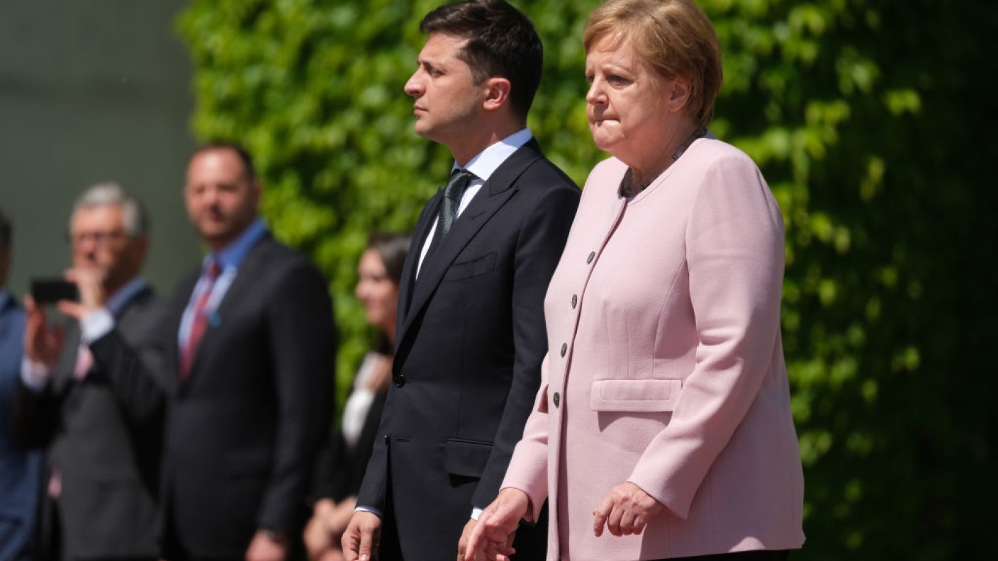 Angela Merkel, mari probleme: nu se mai oprește din tremurat! Care sunt cauzele VIDEO