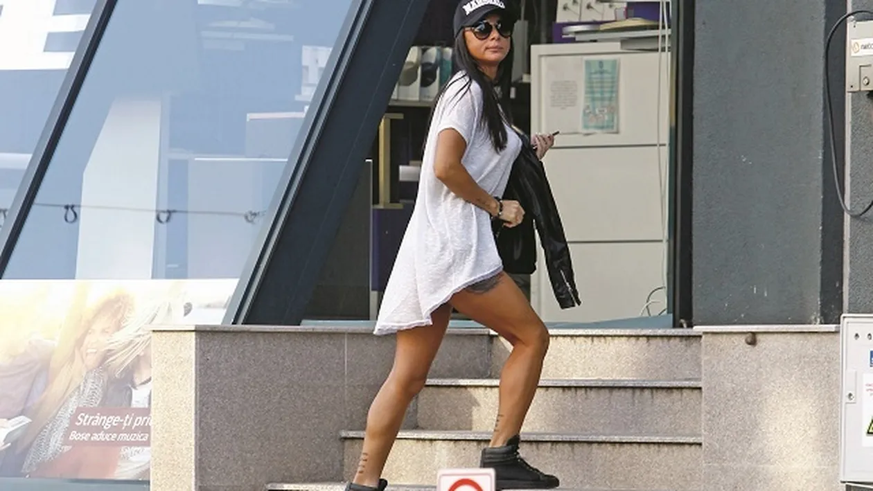 ROXANA VANCEA şi-a scos picioarele la vedere! 