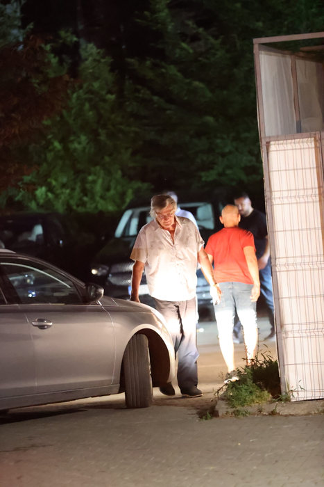 Florin Piersic se retrage de la restaurant, după o masă luată alături de soție și de doi prieteni (Foto: CANCAN.RO)