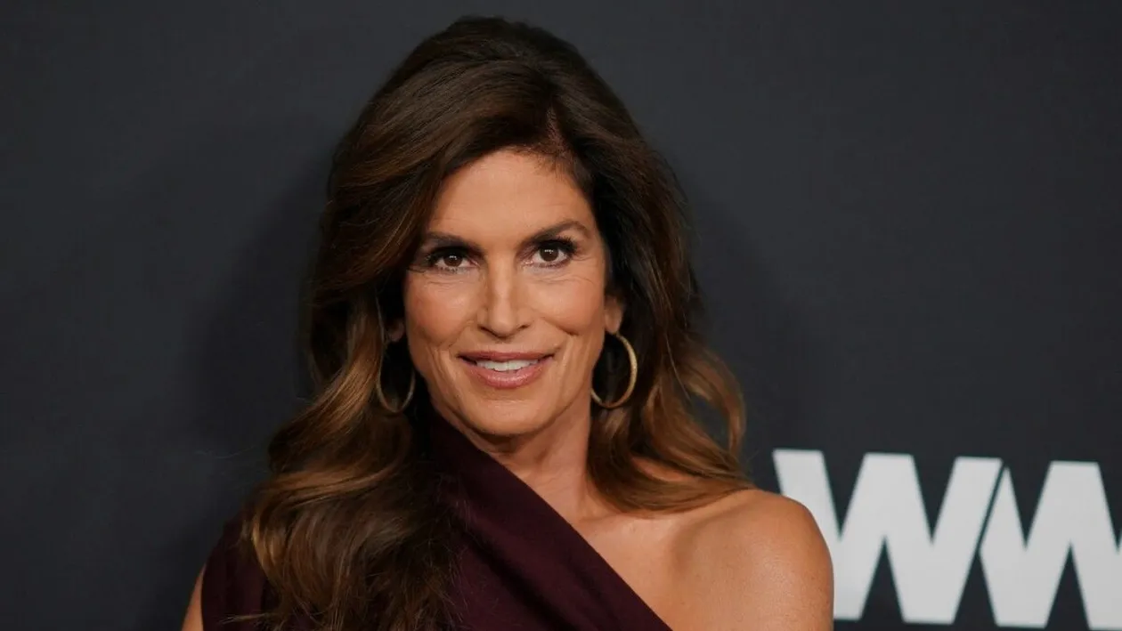Ce dietă strictă are Cindy Crawford la 60 de ani. Este secretul siluetei trase ca prin inel!